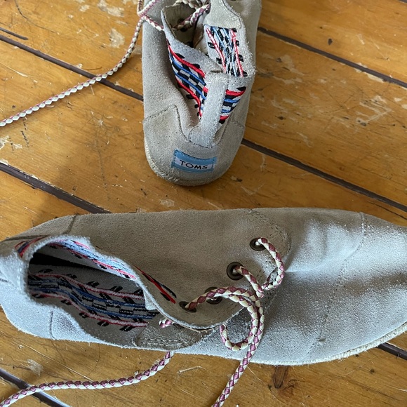 TOMS - Picture 1 of 2